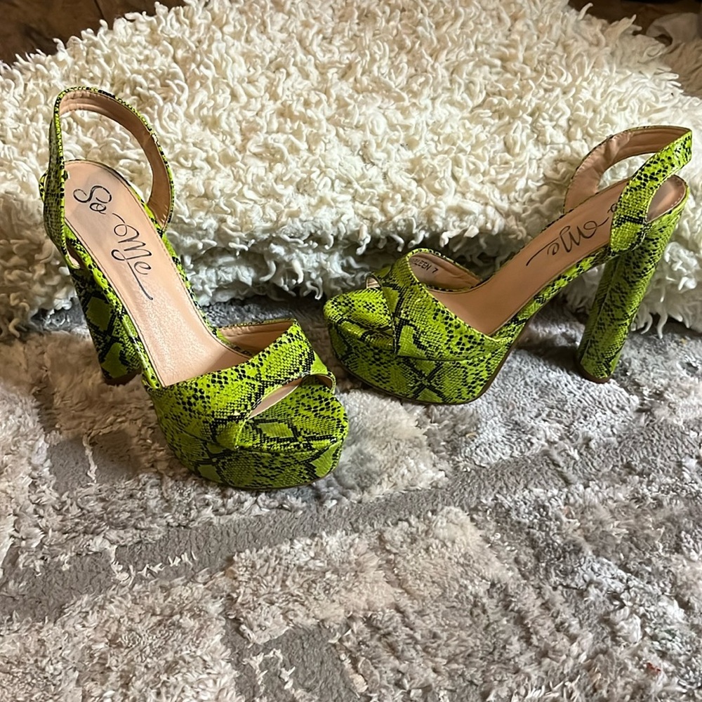 Size 7, So Me brand heels. Super comfortable and I only wore them twice!